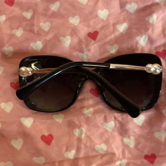 Chanel Black sunglasses with silver and Pearl detailing - Picture 3 of 10